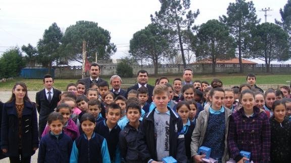 Kaymakamımız Kemal ŞAHİN ve İlçe Milli Eğitim Müdürümüz Mehmet HARBİ´den TEOG Sınavında Başarılı Olan Öğrencilere Hediye