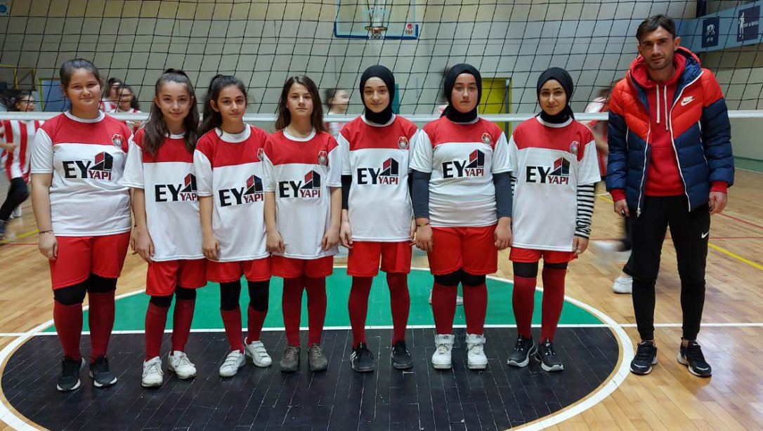 Şehit Sercan Gedikli Ortaokulu Yıldız Kız Voleybol Takımı Sakarya Dördüncüsü