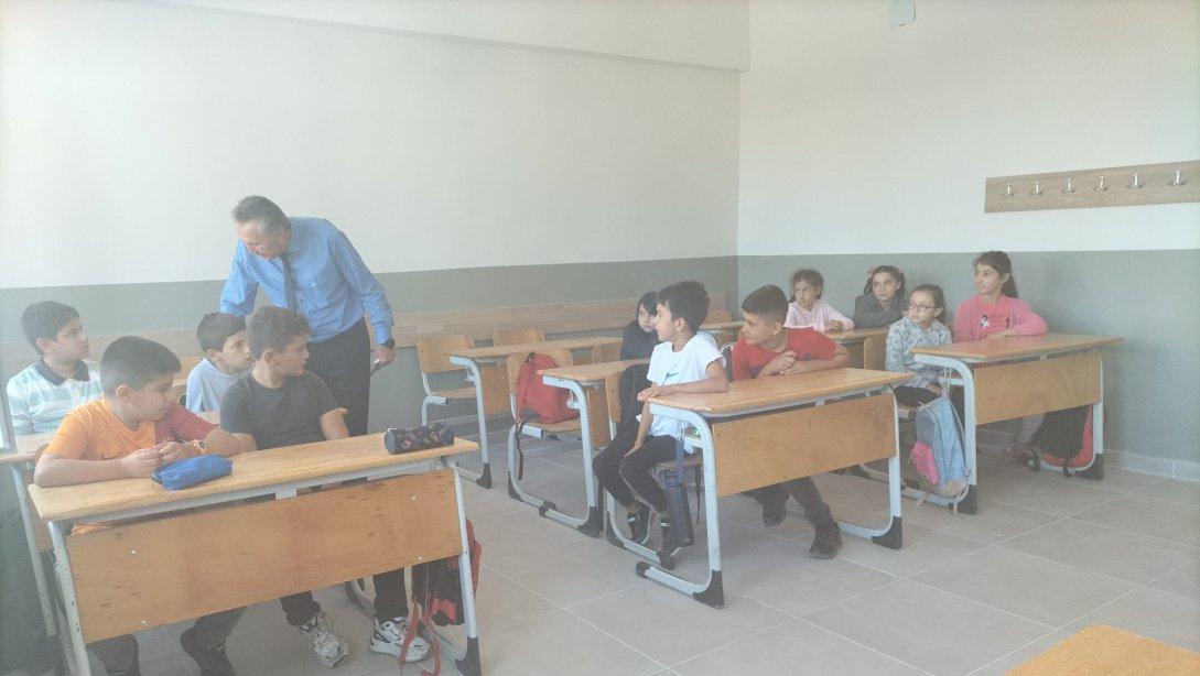 İlçe Milli Eğitim Müdürümüz Mehmet HARBİ Yeni Eğitim-Öğretim Yılının İlk Haftasında Okullarımızı Ziyaret Etmeye Devam Ediyor.